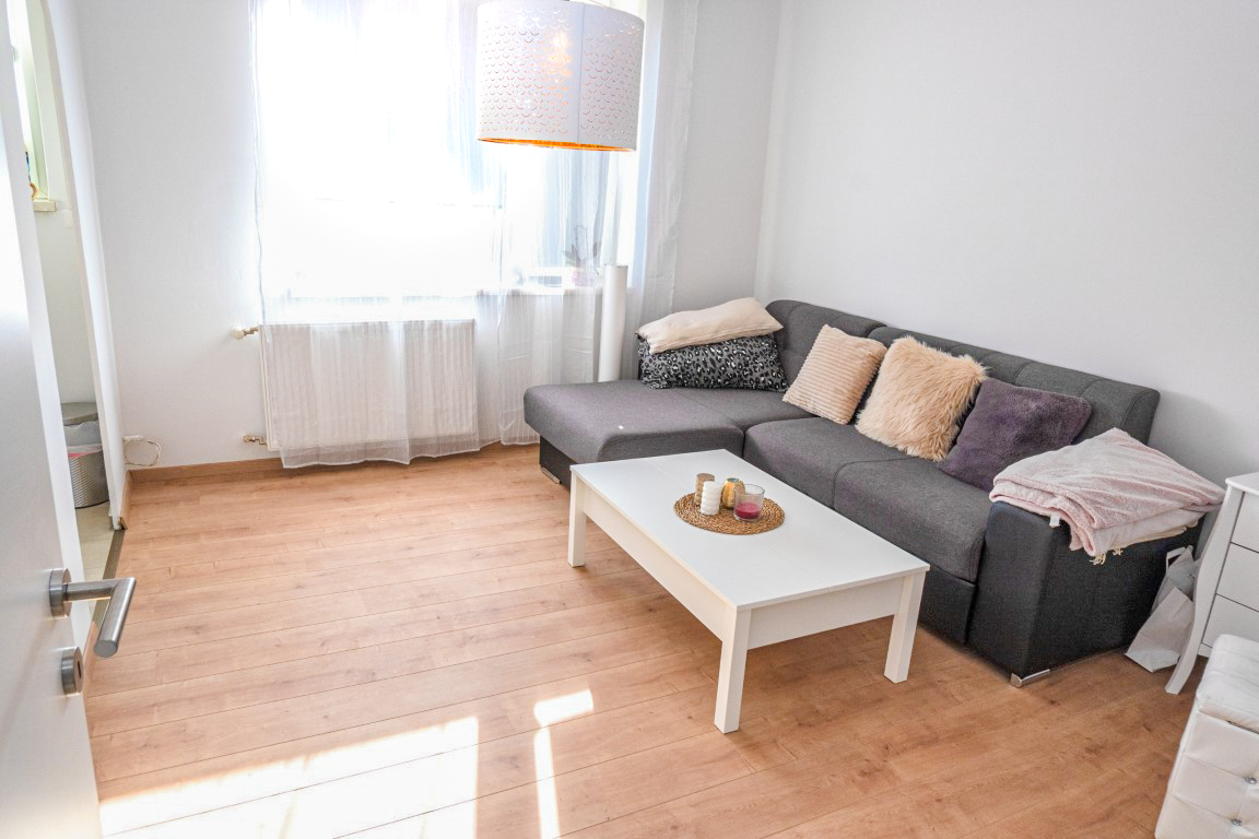 Sonnige Singlewohnung mit Parkplatz – Bösch Real GmbH